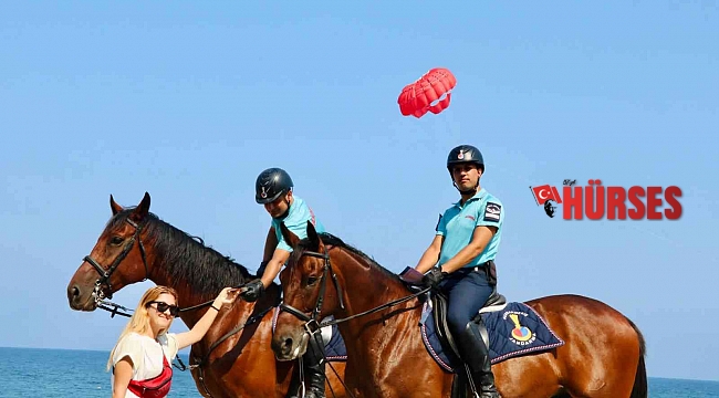 Atlı Jandarma Timi Kemer'de turistlerle buluştu
