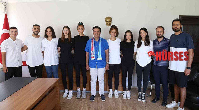 Başkan Turgay Genç, voleybol takımını ağırladı