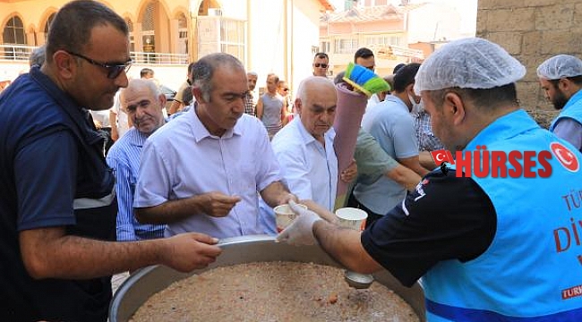 Burdur İl Müftülüğü aşure dağıttı