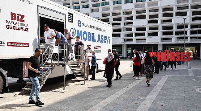 Büyükşehir aşure ikramlarını sürdürdü