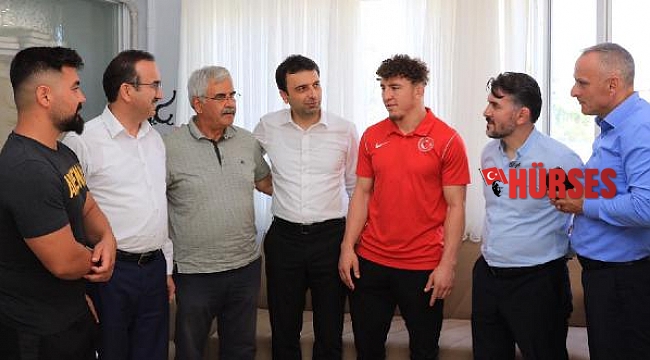 Dünya 3'üncüsü güreşçiye altın ödülü