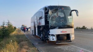 Emniyet şeridindeki TIR'a otobüs ve kamyon çarptı: 2 ölü, 5 yaralı