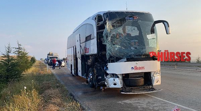 Emniyet şeridindeki TIR'a otobüs ve kamyon çarptı: 2 ölü, 5 yaralı