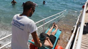 Engelliler denizin tadını Engelsiz Plaj 'da çıkartıyor