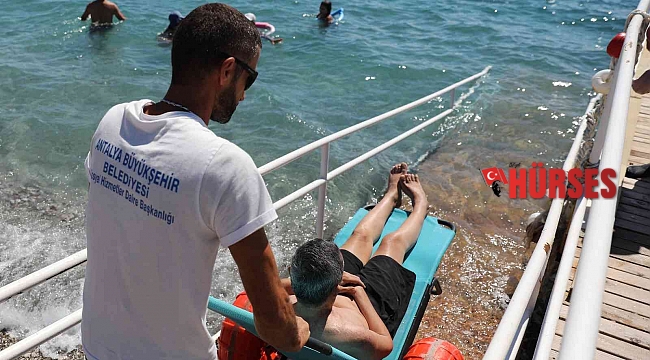 Engelliler denizin tadını Engelsiz Plaj 'da çıkartıyor