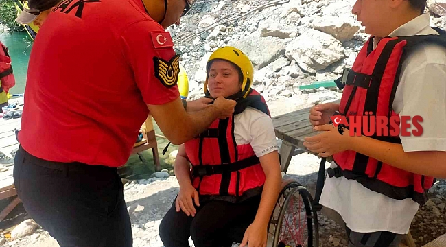 Kanyonu gezmekte zorlanan milli sporcuya jandarma ekiplerinden jest