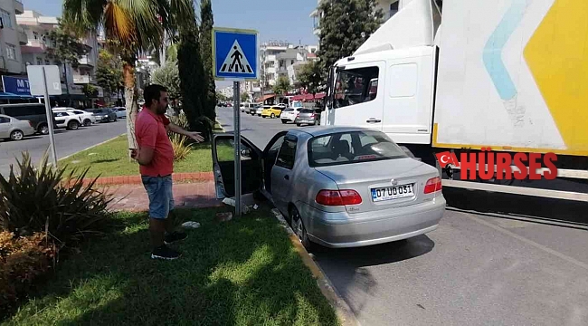 Kargo kamyonu otomobile çarptı