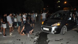 Kazada yaralanan annelerini yalnız bırakmadılar