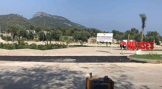 Kemer'de bozuk yolların tamirini yapıyor