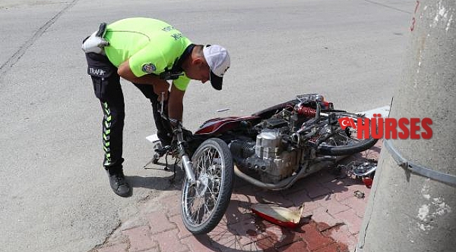 Motosiklet minibüse çarptı: 2 yaralı