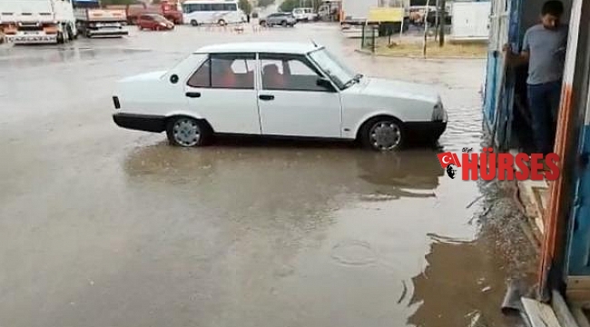 Sandıklı'da yağmur su baskınına neden oldu