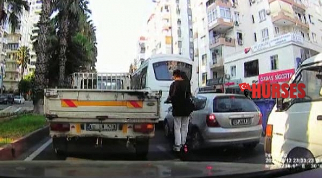 Skuter ile kaza yapan gençler, midibüsün altında kalmaktan son anda kurtuldu