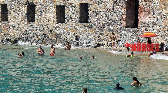 Tarihle iç içe plajda 'izmarit, şişe, çekirdek kabuğu' kirliliği