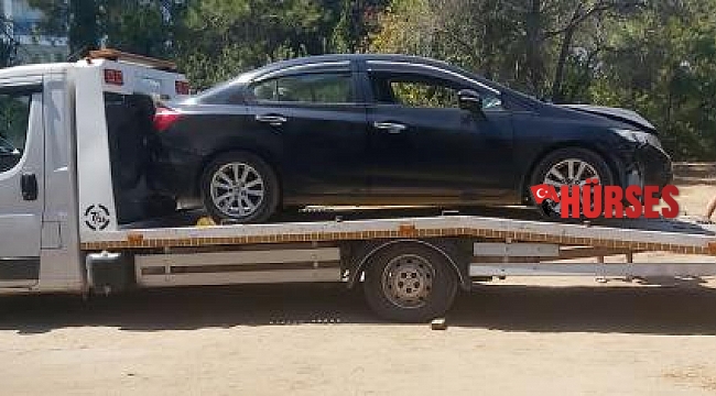 Tatilinin ilk saatinde park için anahtarı verdiği otel çalışanı, otomobilini ağaca çarptı