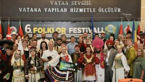 Tütüncü, dünyanın folklor renklerini ağırladı