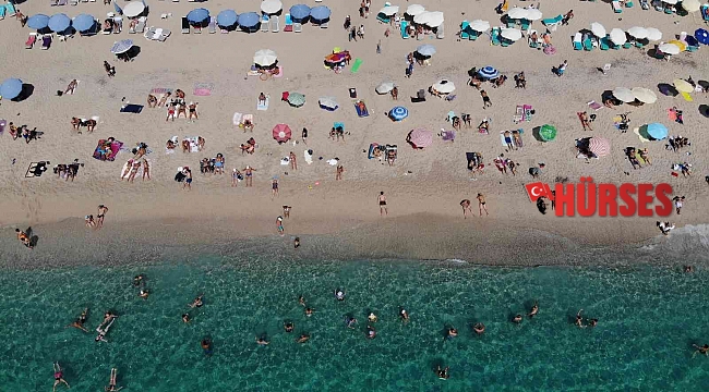 Alanya sahillerinde hafta sonu yoğunluğu yaşanıyor