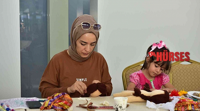 Anne ve çocukları Oyuncak ve Sanat Atölyesi'nde buluşuyor