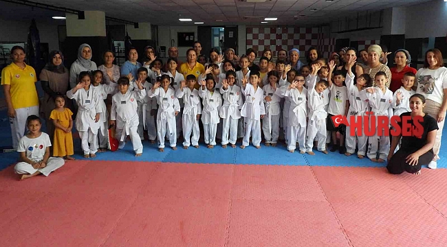 Anneler çocuklarıyla tekvando yaptı