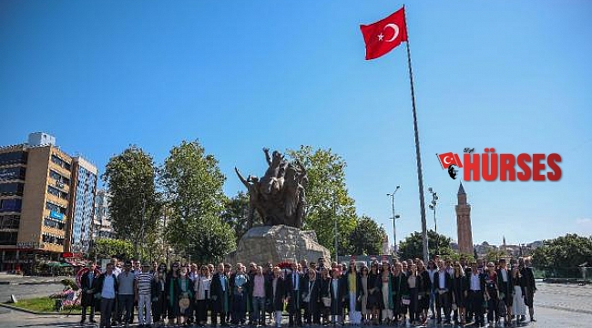 Antalya Barosu adli yılı Atatürk Anıtı'na çelenk koyarak açtı