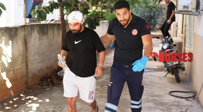 Aynı evi paylaşan 2 arkadaş, sopa ve bıçakla birbirlerini yaraladı