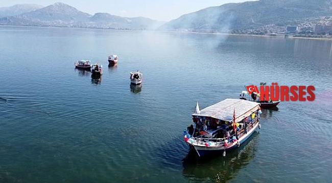 Eğirdir Gölü'nde 'çevreci tekne' ile gezinti