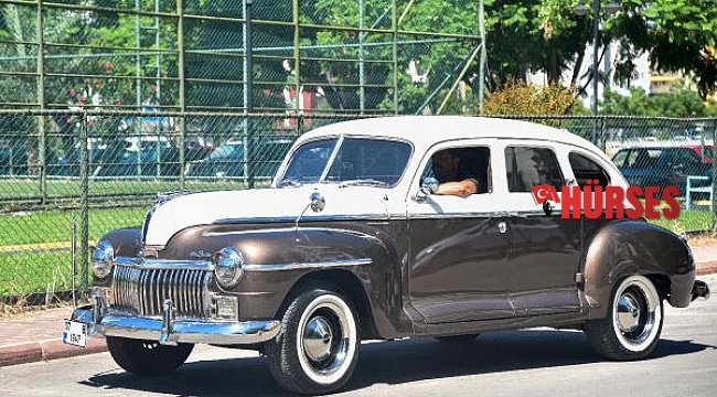 'Evladı gibi' gördüğü 75 yaşındaki otomobilini, 2 eve değişmedi