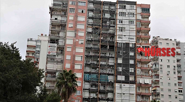 İnşaat işçilerinin 15 katlı binada güvenlik önlemi olmadan çalışmaları yürekleri ağza getirdi