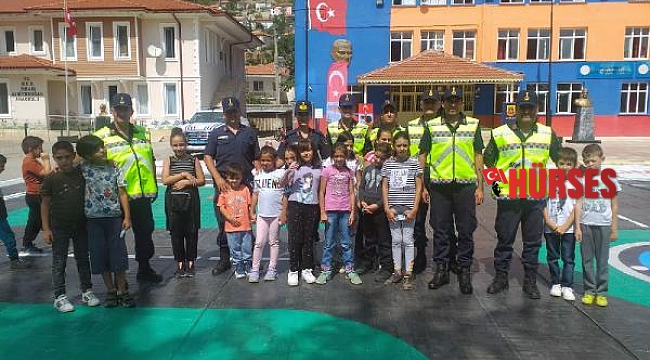 Jandarmadan öğrencilere uygulamalı trafik eğitimi
