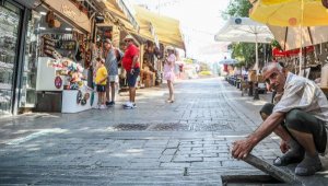 Kaleiçi esnafı ve turistler, kaygan yoldan şikayetçi