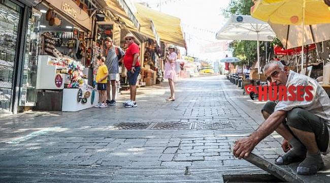 Kaleiçi esnafı ve turistler, kaygan yoldan şikayetçi