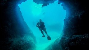 Kalp şeklindeki su altı mağarası, dalış tutkunlarının gözdesi