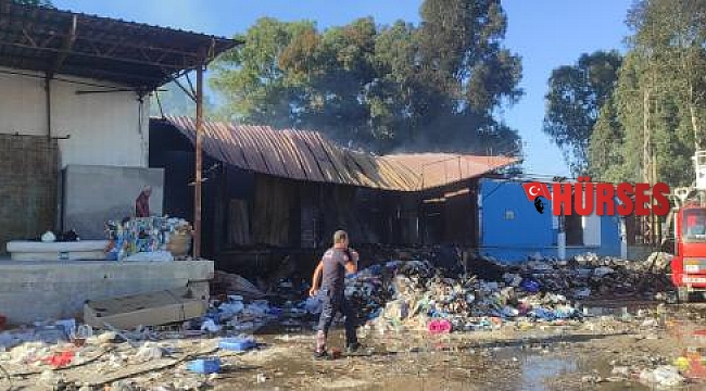 Kaş'ta üç iş yeri yandı