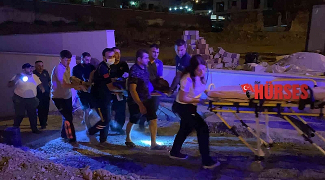 Mermer blok taşıdıkları inşaatın asansörüne düşen 2 işçi yaralandı
