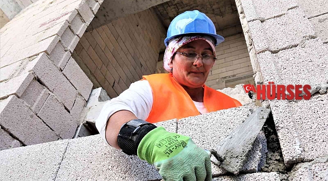 Milyonluk villaların duvarlarını adeta nakış dokur gibi kadın titizliği ile örüyor