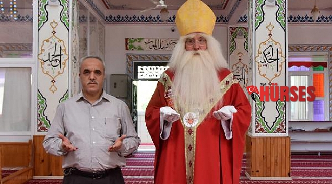 Müftü Akpınar ve Alman Noel Baba camide dua etti