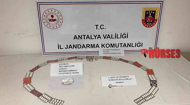 Otobüsteki yolcunun üzerinden farklı renklerde 262 adet uyuşturucu hap çıktı