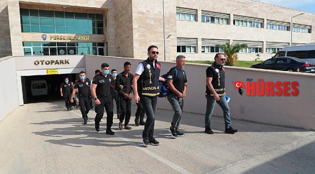Polisten 'aranan' operasyonu: 63 gözaltı