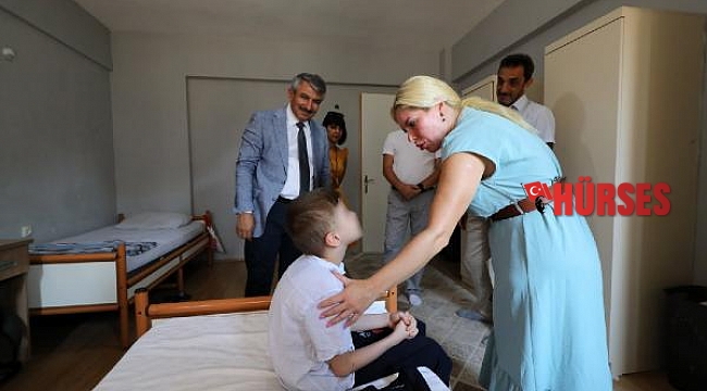 Rektör Özkan, Cem Muhammet'i ziyaret edip, masa tenisi oynadı