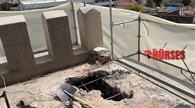 Saat Kulesi'nin imitasyon dendanları kaldırıldı