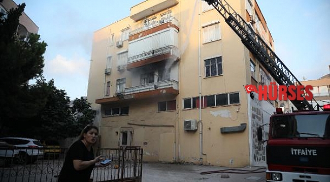 Sinir krizi geçirince balkonu yaktı, eşyaları sokağa fırlattı