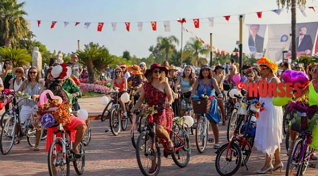 Süslü kadınlar Antalya'da pedal çevirdi