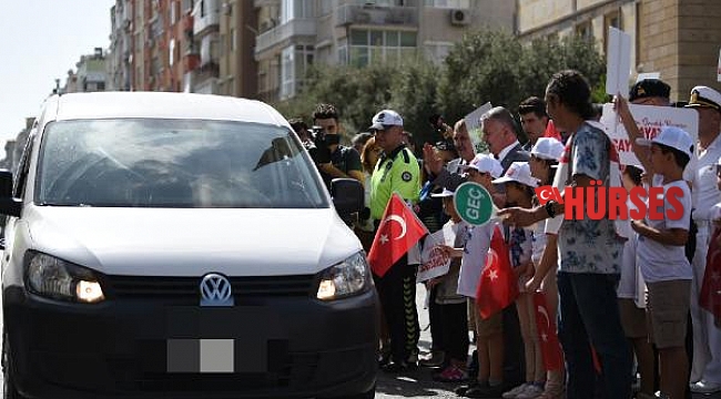 Vali Yazıcı, öğrencilerle birlikte yaya geçitlerini kırmızıya boyadı