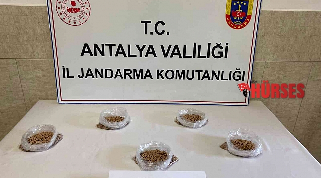 Antalya'da 5 bin 700 adet uyuşturucu hap ele geçirildi