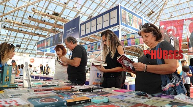 Antalya'da kitap coşkusu sürüyor