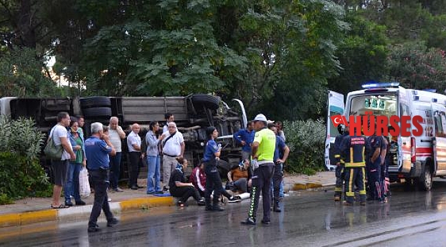 Antalya'da otel servisi devrildi: 9 yaralı