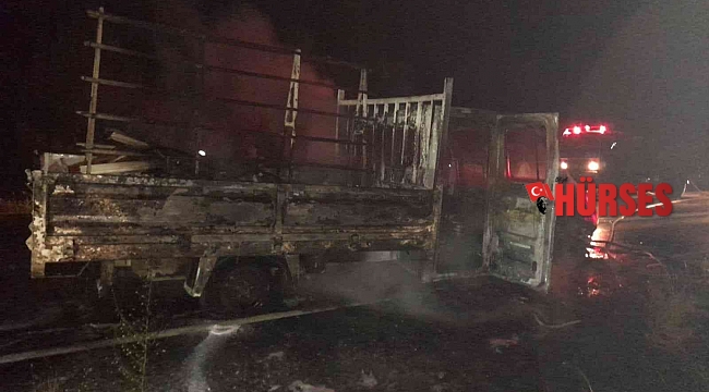 Antalya'da seyir halindeki kamyonet yandı