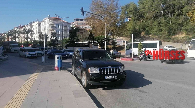 Aracının içinde fenalaşan sürücünün yardımına vatandaşlar koştu