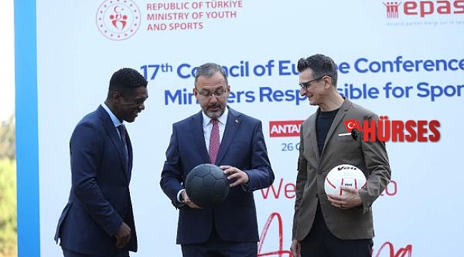 Bakan Kasapoğlu, Hollandalı eski futbolcu Seedorf ile bir araya geldi