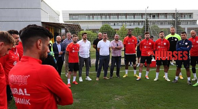 Başkan Çetin'den futbolculara: Bu şehrin onuru, gururu ve en önemli moral kaynağısınız