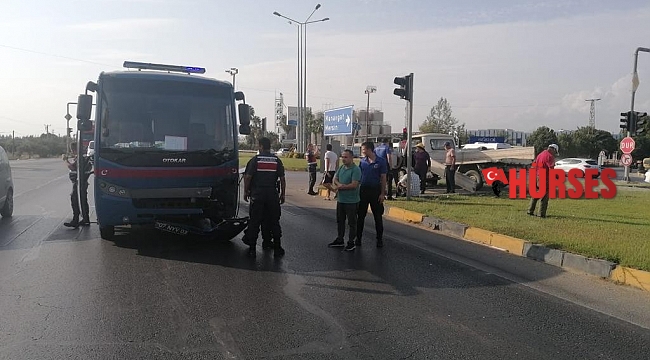 Cezaevine ait ring aracı kamyonetle çarpıştı: 1 yaralı